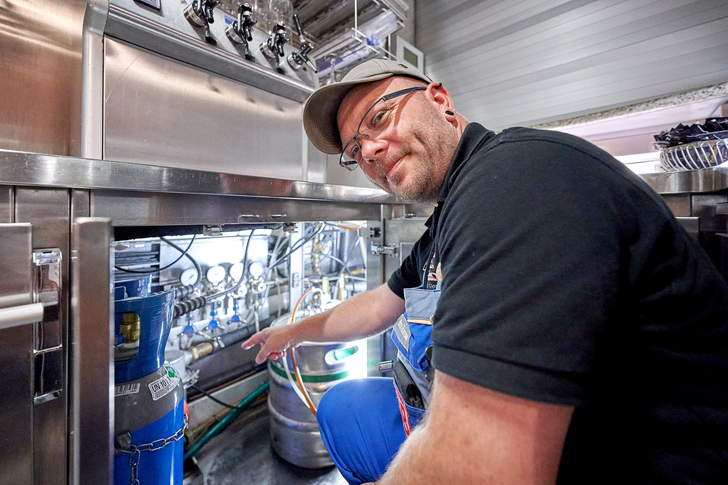 Beer pumps in the narrow on-board kitchen need a supply of CO<sub>2</sub>. This is a job for mechatronics specialist Marcel Rickmann.