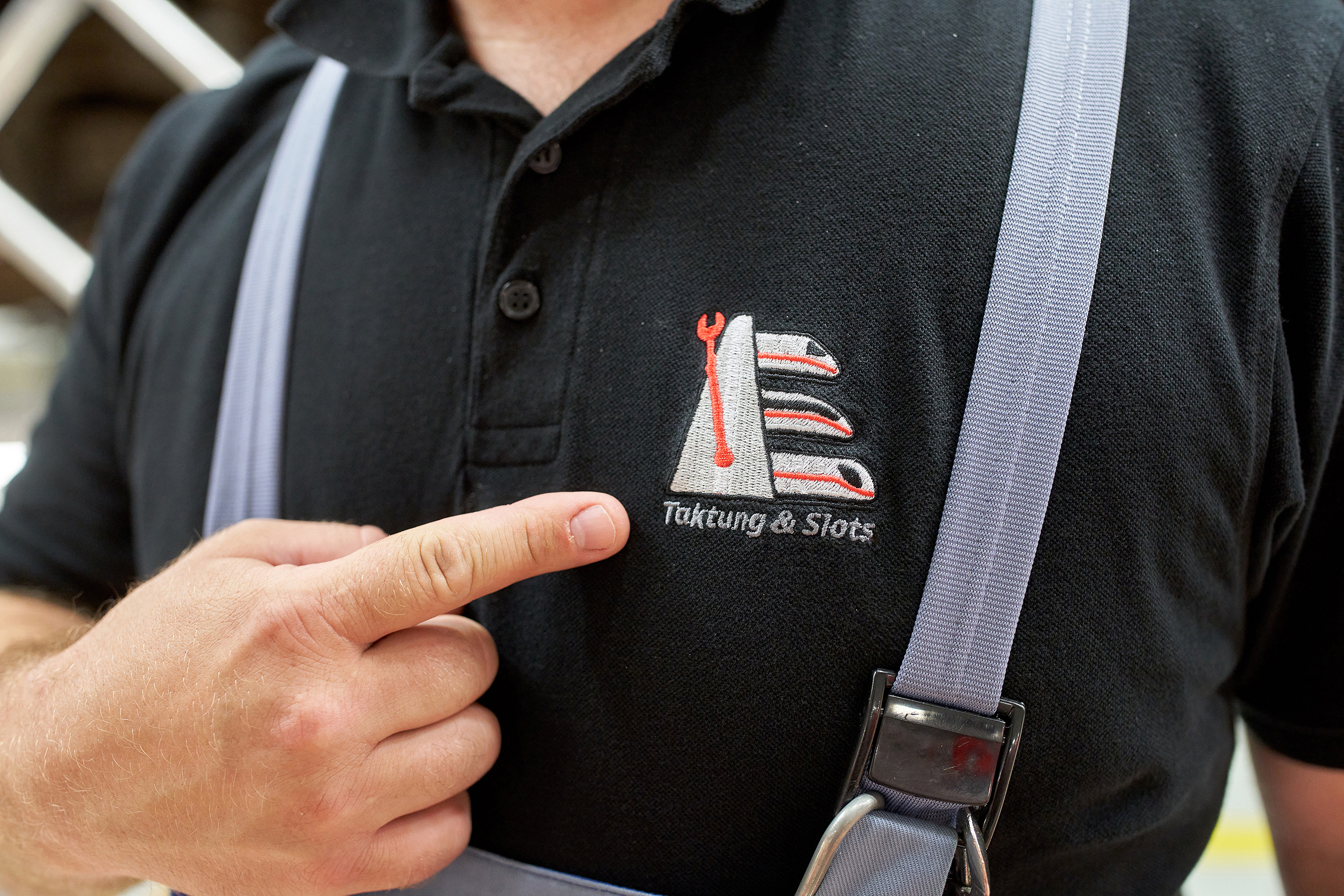The principle is embroidered on the polo shirt: precise intervals and slots help the night shift keep more trains in good shape.